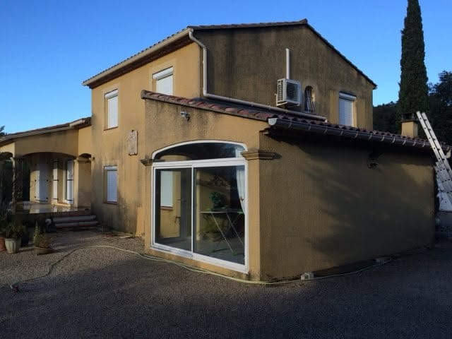 Avant rénovation : Nettoyage façade maison moderne à Région toulousaine